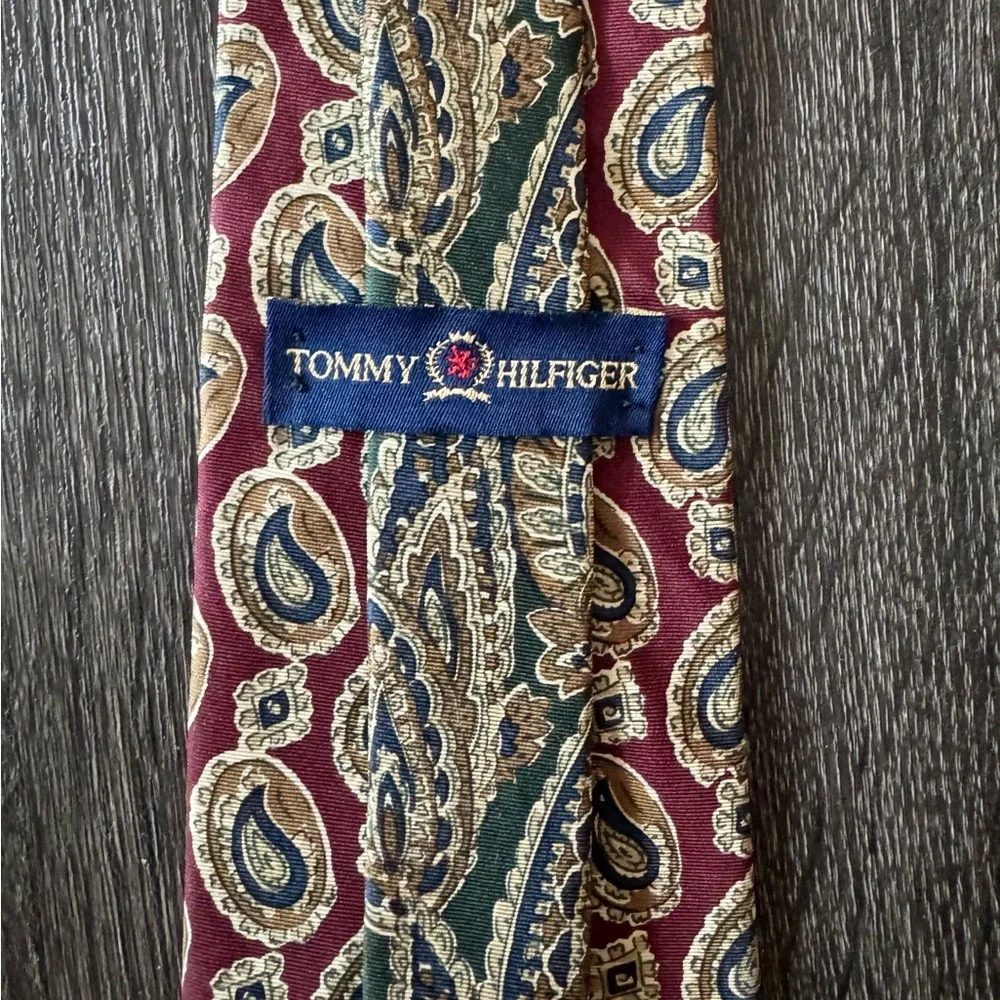 TOMMY HILFIGER  Vintage Paisley Burgundy 100% Silk Neck Tie Made USA